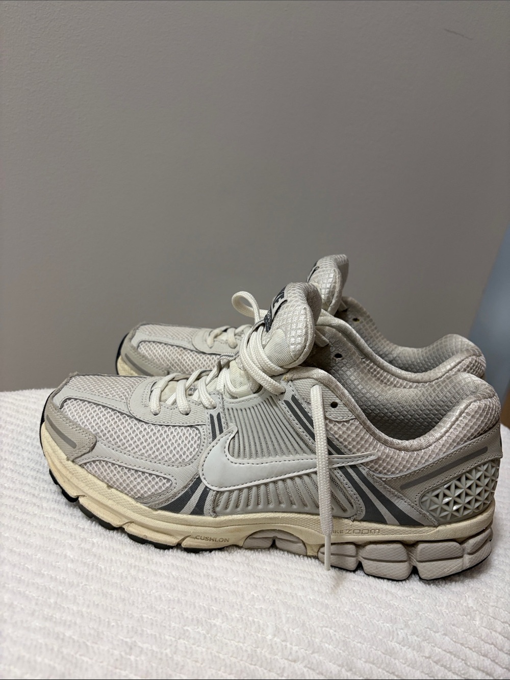 Nike Men’s Cream/Gray Athletic Running Shoes